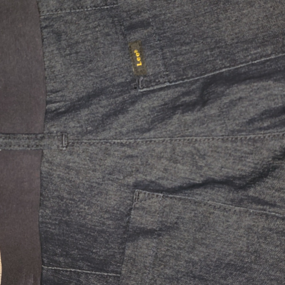 Lee® Women's Mid Rise 7" Utility Short - Picture 3 of 3